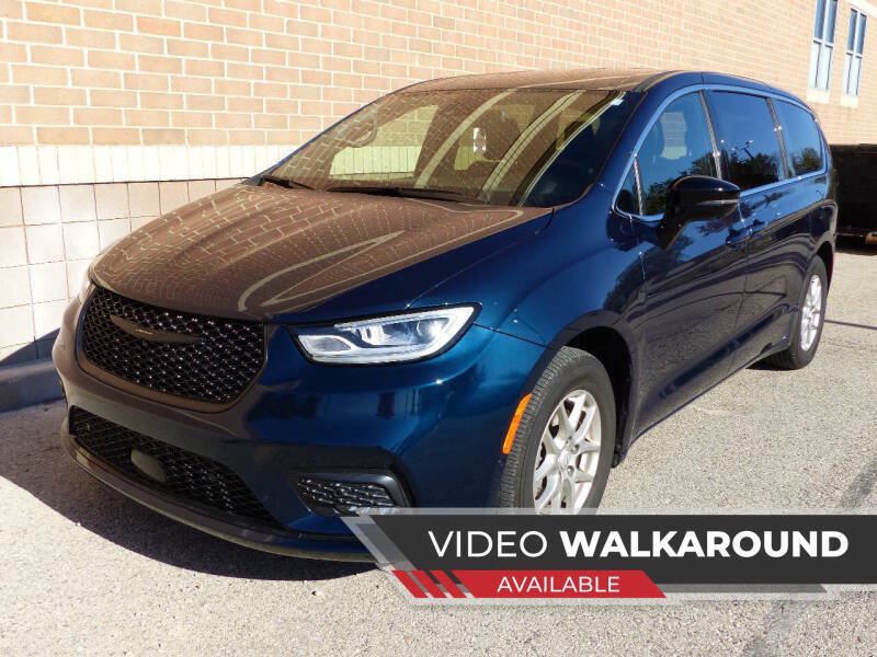 Used 2025 Chrysler Pacifica Select FWD image 1