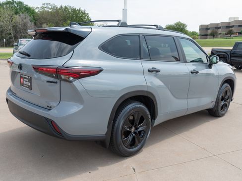 Used 2024 Toyota Highlander XLE AWD/4WD image 23
