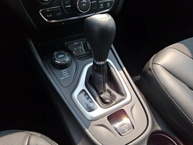 Certified 2018 Jeep Cherokee Latitude Plus AWD/4WD image 18