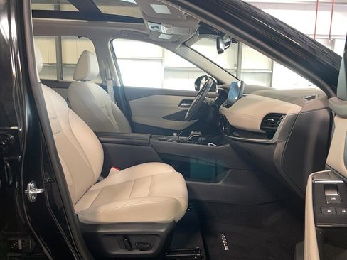 Used 2024 Nissan Rogue SL w/ SL Premium Package image 24