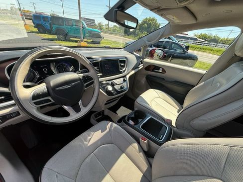 Used 2019 Chrysler Pacifica Limited FWD image 14
