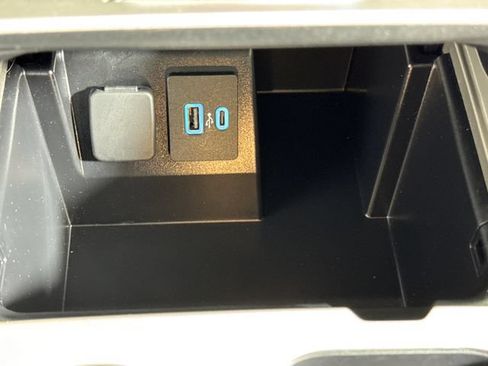 Used 2023 Ford Explorer XLT AWD/4WD image 39