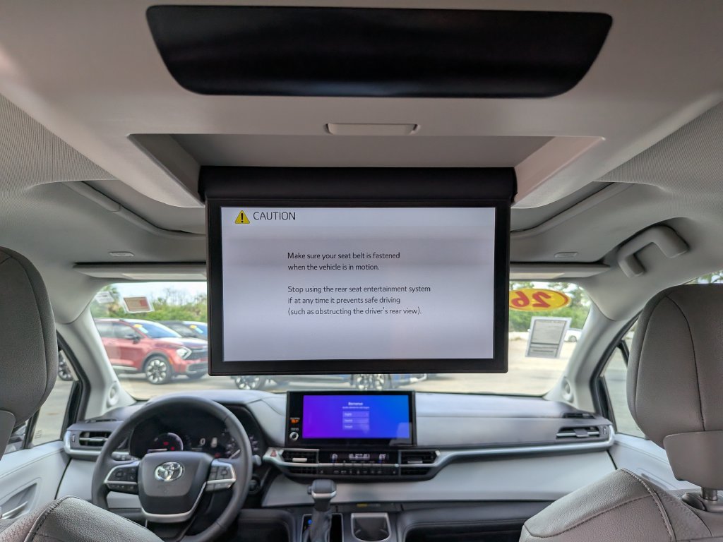 Used 2026 Toyota Sienna XLE FWD image 21