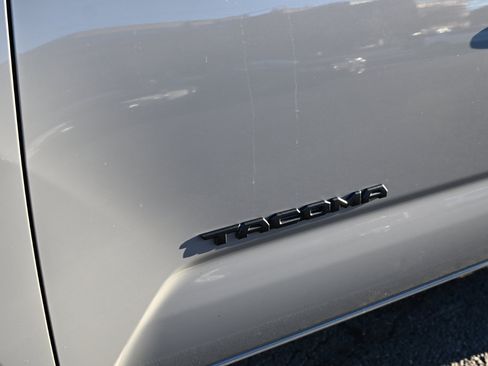 Used 2021 Toyota Tacoma TRD Sport w/ Technology Package image 10