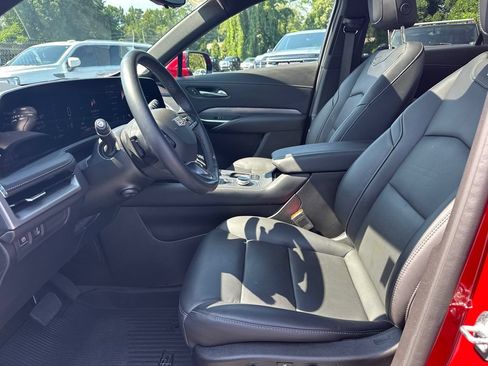 Used 2025 Cadillac XT4 Premium Luxury w/ Technology Package AWD/4WD image 9