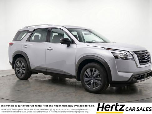 Used 2025 Nissan Pathfinder SV FWD image 1