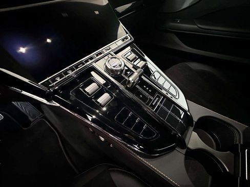 Used 2025 Aston Martin V8 Vantage Coupe image 16