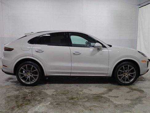 Certified 2023 Porsche Cayenne Platinum Edition image 9