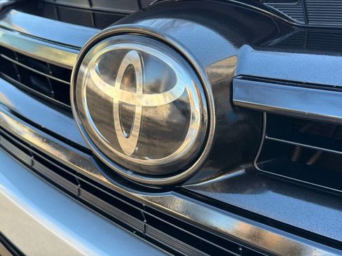 Used 2017 Toyota Highlander SE image 15