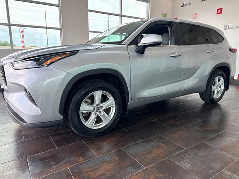 Used 2024 Toyota Highlander LE AWD/4WD image 4