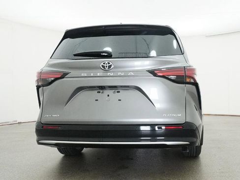 New 2026 Toyota Sienna Platinum image 9