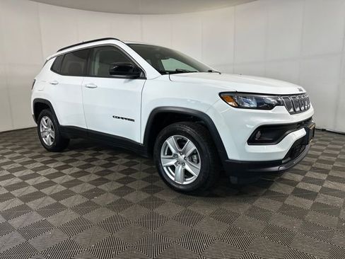 Used 2022 Jeep Compass Latitude w/ Convenience Group AWD/4WD image 2