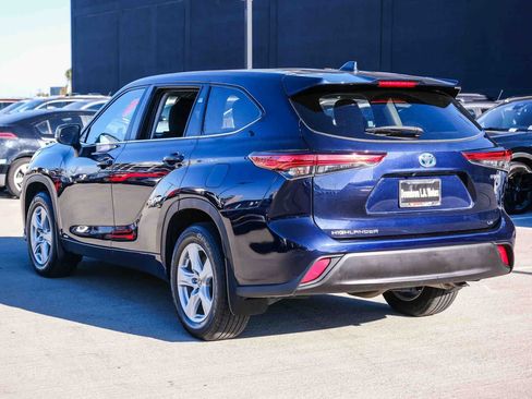 Used 2023 Toyota Highlander LE AWD/4WD image 6