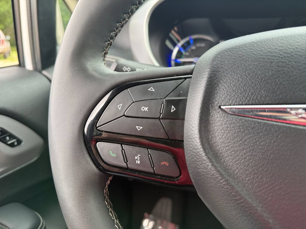 Used 2024 Chrysler Pacifica Limited FWD image 15