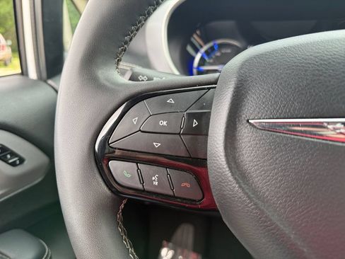 Used 2024 Chrysler Pacifica Limited FWD image 15