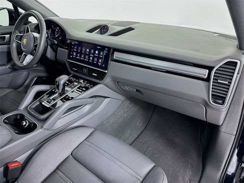 Used 2023 Porsche Cayenne Platinum Edition image 31