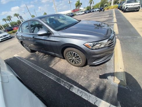 Used 2019 Volkswagen Jetta SE image 2