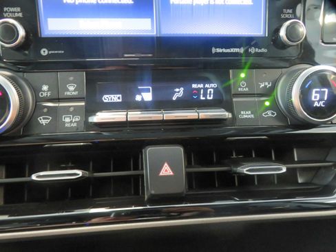 Used 2020 Toyota Highlander XLE FWD image 46