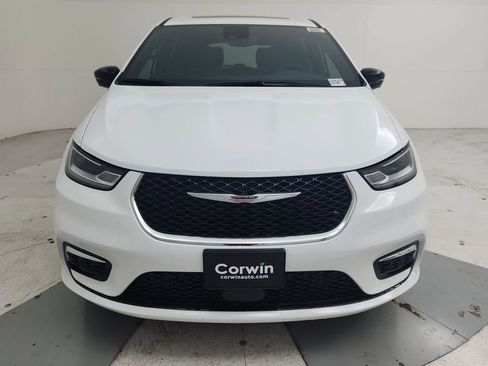 New 2026 Chrysler Pacifica Limited image 3