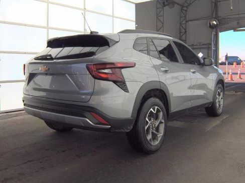 Used 2025 Chevrolet Trax LT FWD image 4