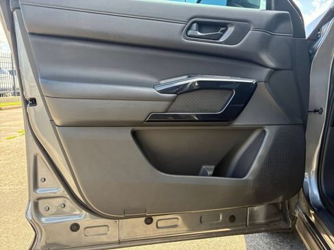 Used 2025 Nissan Pathfinder SV FWD image 15