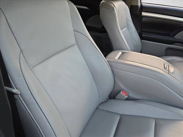 Used 2018 Toyota Highlander XLE AWD/4WD image 21