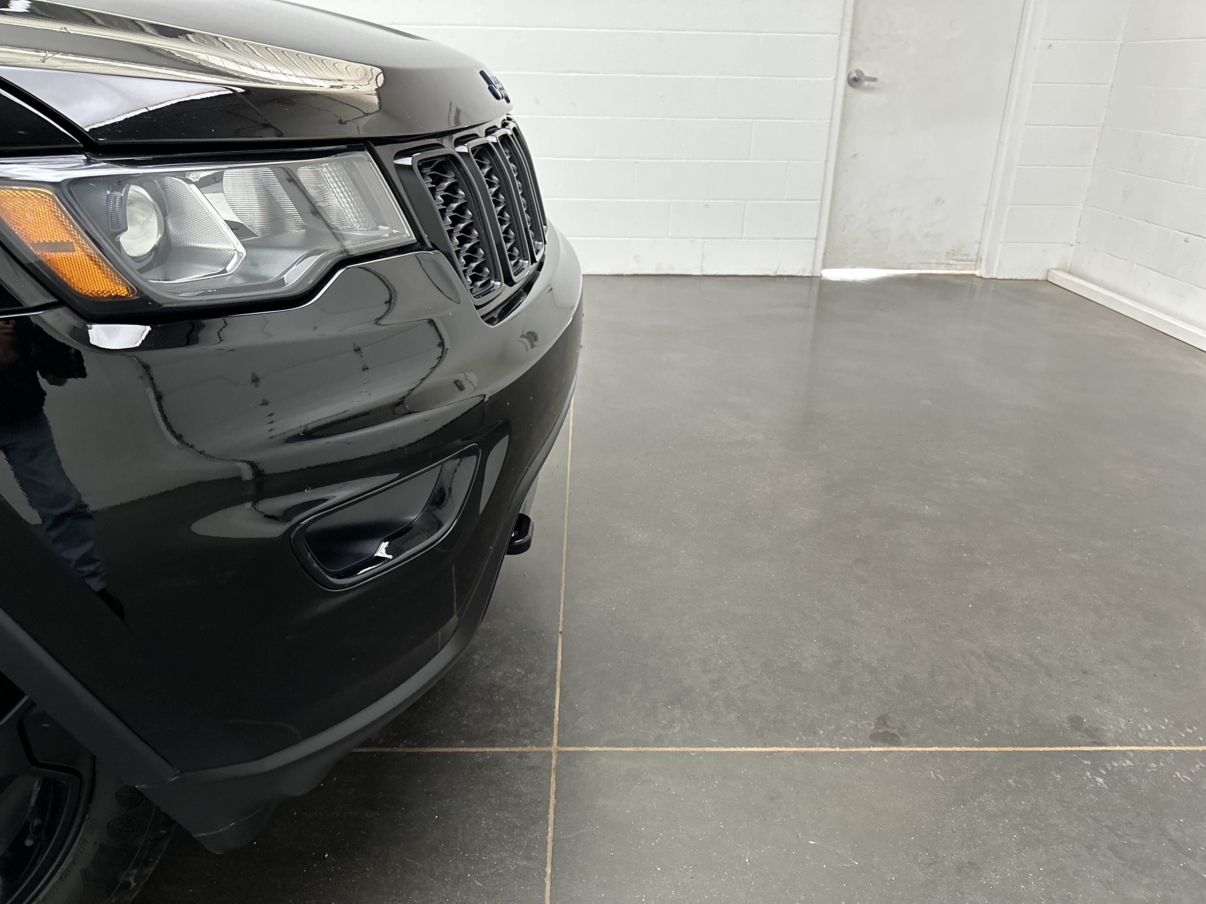 Used 2018 Jeep Grand Cherokee Laredo AWD/4WD image 2