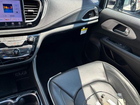 Used 2025 Chrysler Pacifica Limited FWD image 19