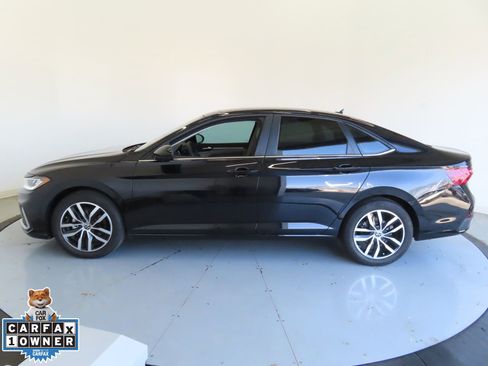 Used 2025 Volkswagen Jetta SE image 8
