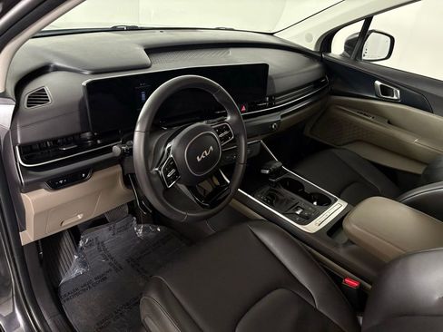 Used 2025 Kia Carnival image 17
