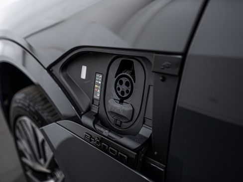 Certified 2024 Audi Q8 e-tron Premium Plus image 21