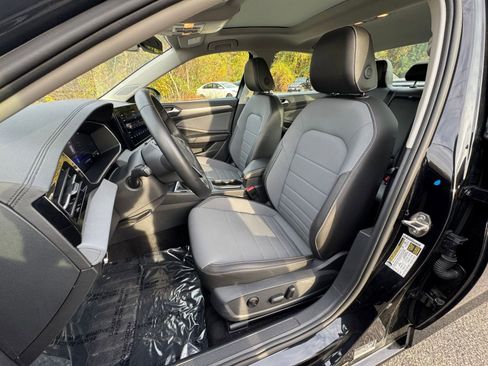 Used 2025 Volkswagen Jetta SE image 31