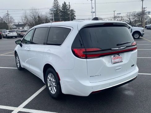 New 2026 Chrysler Pacifica Select image 5