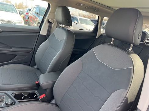 Used 2025 Volkswagen Taos SE image 7