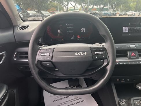 Used 2025 Kia K4 FWD image 26