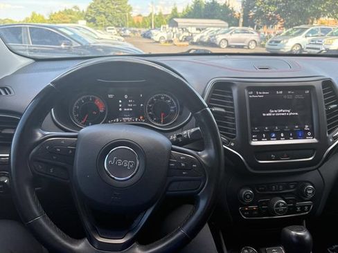 Used 2019 Jeep Cherokee Trailhawk AWD/4WD image 10