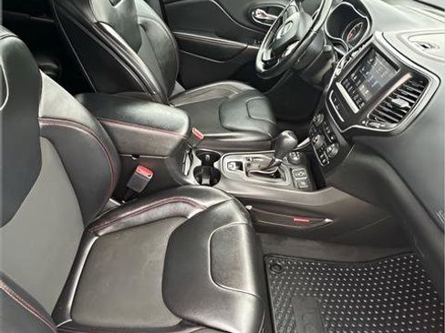 Used 2021 Jeep Cherokee Trailhawk image 5