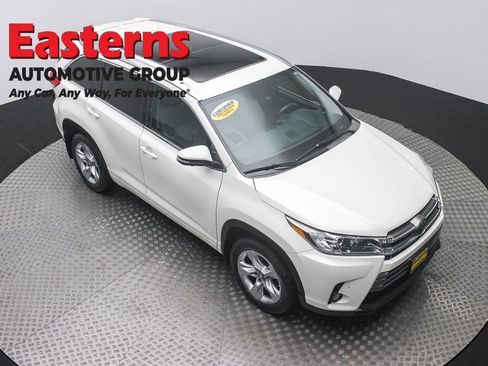 Used 2017 Toyota Highlander Limited Platinum AWD/4WD image 3
