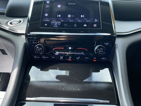 Used 2023 Jeep Grand Cherokee Laredo image 47