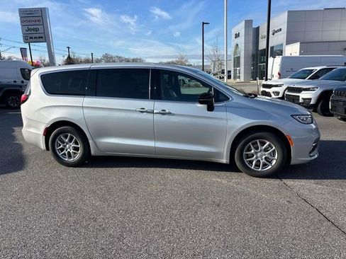 New 2026 Chrysler Pacifica Select image 2