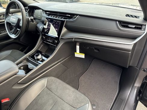 New 2025 Jeep Grand Cherokee Laredo image 40