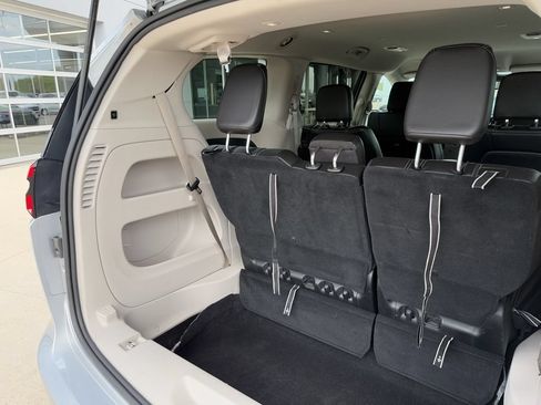 Used 2023 Chrysler Pacifica Touring-L FWD image 18