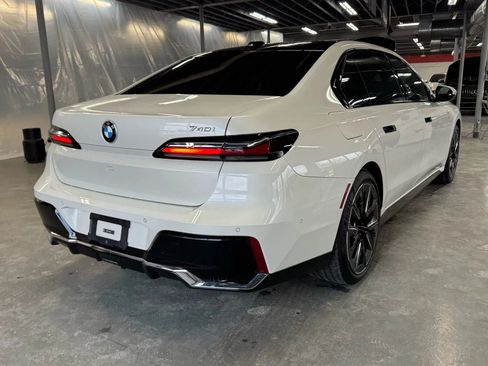 Used 2024 BMW 740i image 8