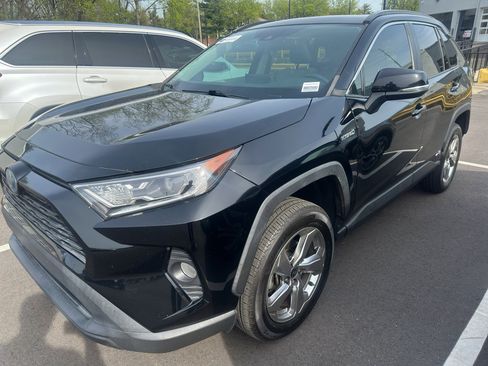 Used 2021 Toyota RAV4 XLE Premium image 3
