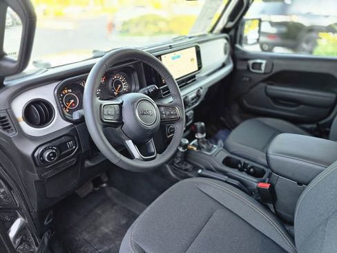 Used 2025 Jeep Gladiator Sport image 25