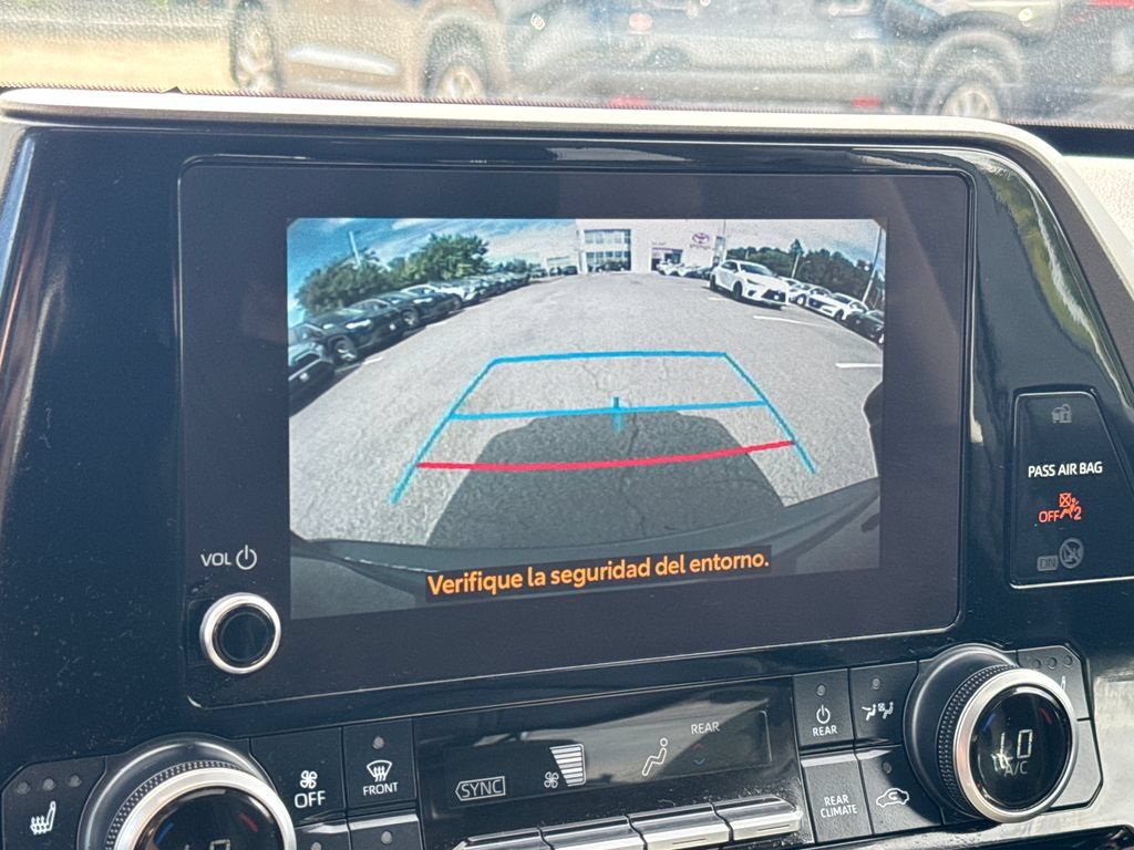 Used 2023 Toyota Highlander XLE AWD/4WD image 25