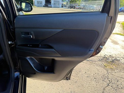 Used 2018 Mitsubishi Outlander LE AWD/4WD image 16