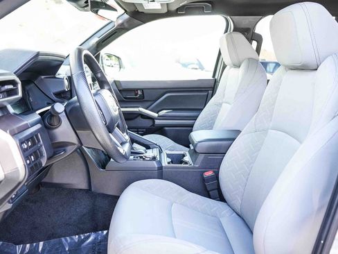 Certified 2024 Toyota Tacoma SR5 AWD/4WD image 17