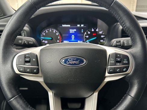 Used 2023 Ford Explorer XLT image 30