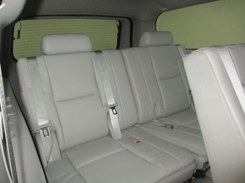 Used 2007 Chevrolet Suburban 2500 LT w/ LT Preferred Equipment Group AWD/4WD image 19